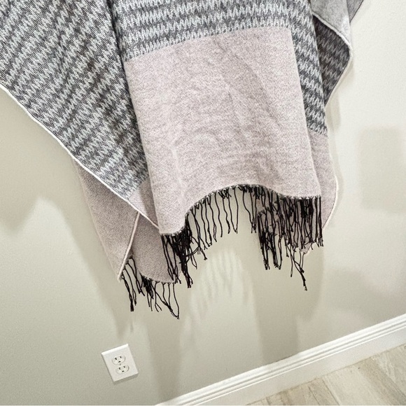 LONG TALL SALLY Women’s Gray Zig Zag Gray Pink Knit Fringe Poncho Cape One Size - Picture 3 of 7